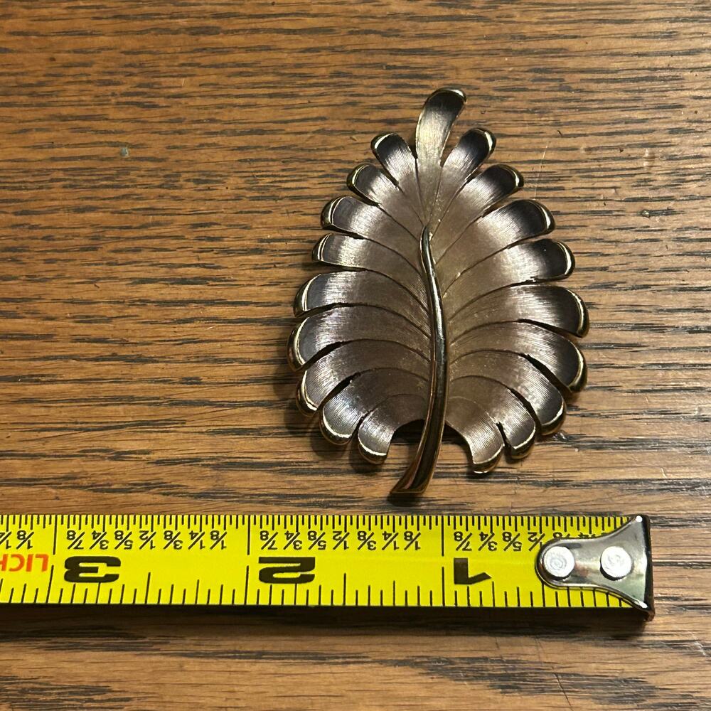 Vintage Mid-Century Leaf Brooch Silver Gold Tone Brushed Metal Pin 1950s 1960s - Picture 6 of 8